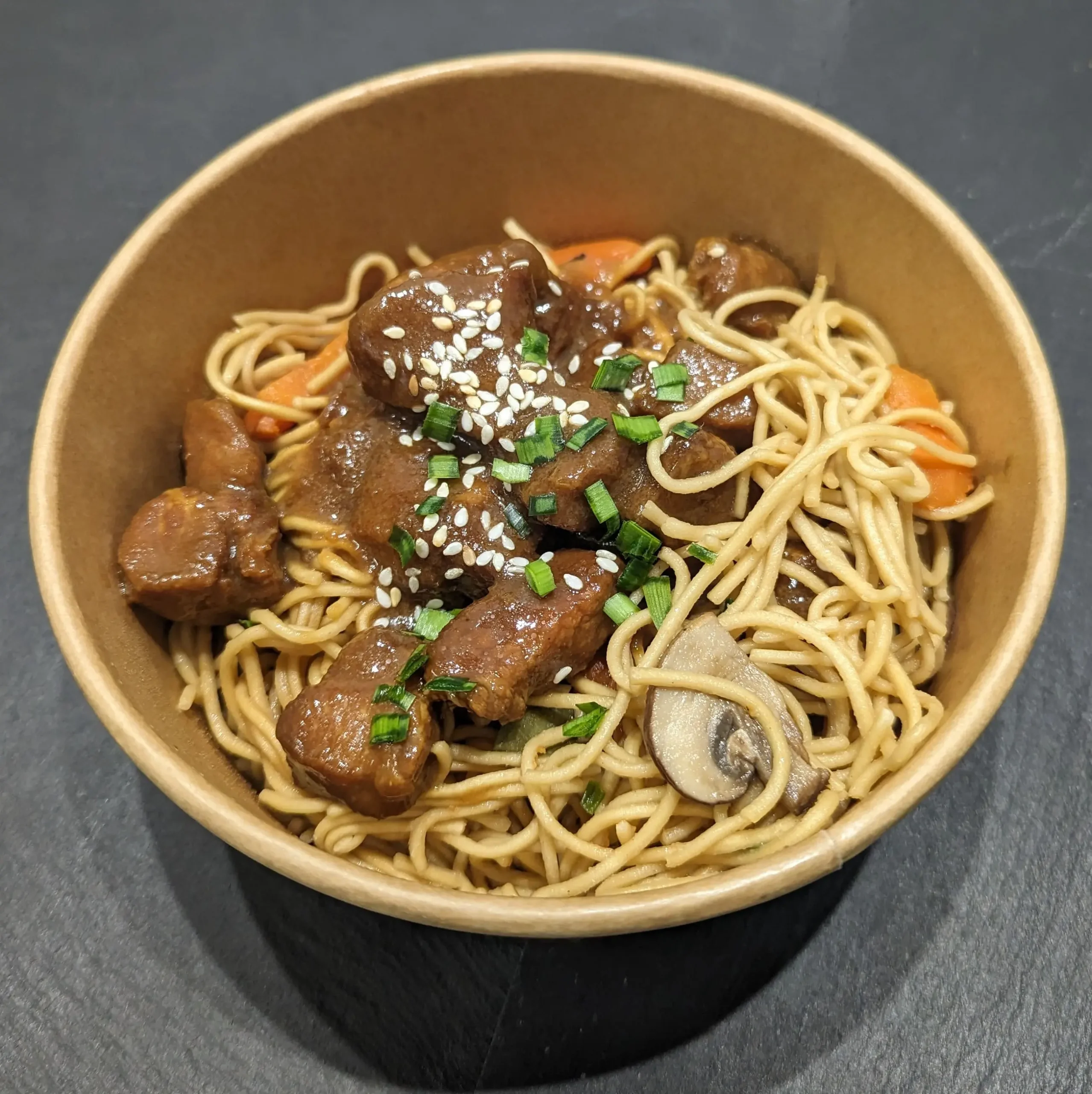 Porc caramel nouilles sautés